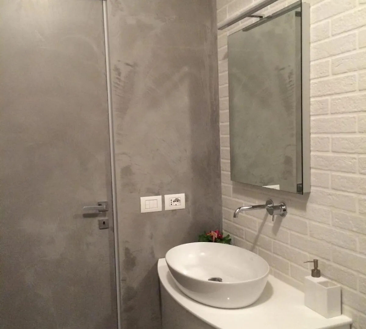 Cozy Apartment In Paolo Sarpi With Balcony ميلان